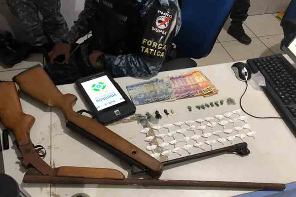 PM prende suspeitos, fecha boca de fumo e apreende armas e drogas