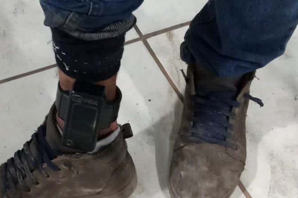 Apenado é flagrado com moto roubada e faca na cintura