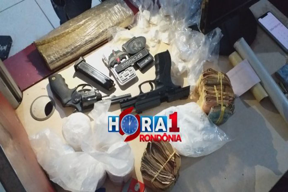 Patamo apreende quase 3 kg se drogas, duas armas de fogo e quase 28 mil reais