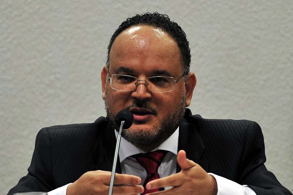 Ex-ministro Henrique Paim coordenará educação na equipe de transição