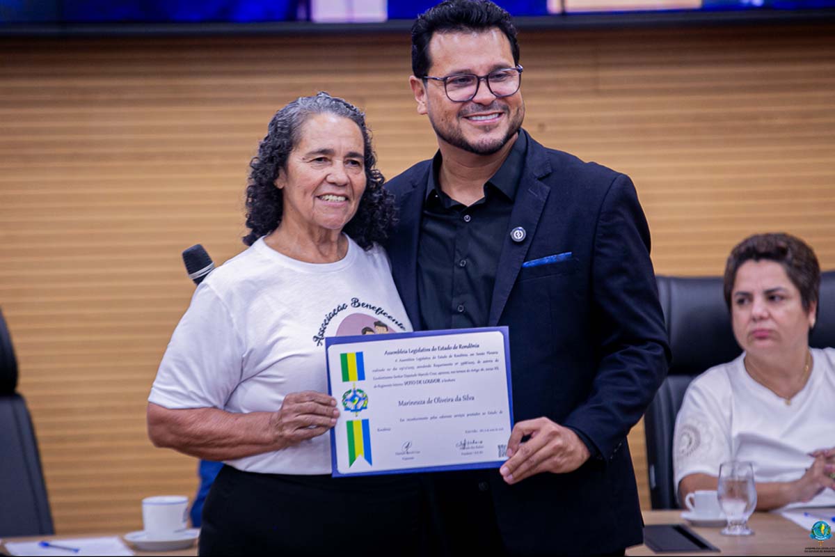 Deputado Marcelo Cruz homenageia colaboradores da Caravana Colo de Mãe na ALE-RO 