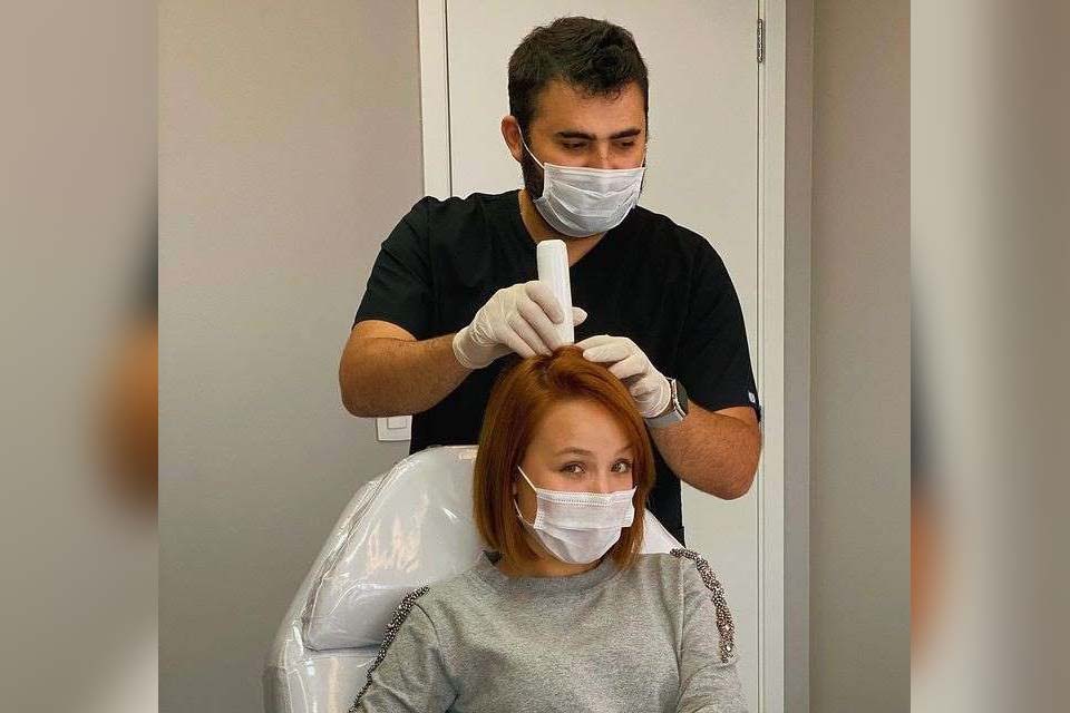 Larissa Manoela faz transplante capilar para corrigir cicatriz causada por acidente