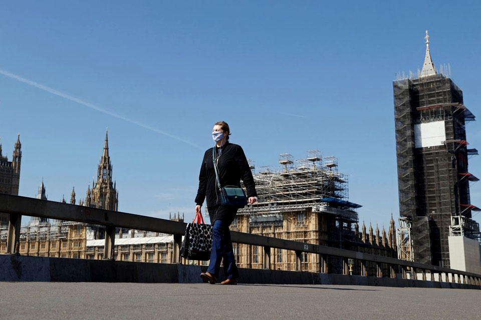 Covid-19 pressiona Reino Unido a seguir lockdowns de França e Alemanha