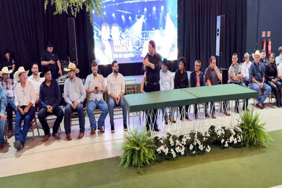 Alex Redano prestigia posse da nova diretoria da APA e destaca lançamento da Expoari 2026