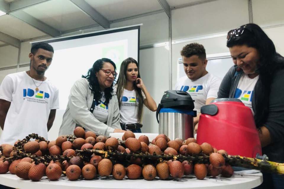 Estudantes de Curso Técnico em Agronegócio apresentam potenciais do buriti, na Rondônia Rural Show Internacional