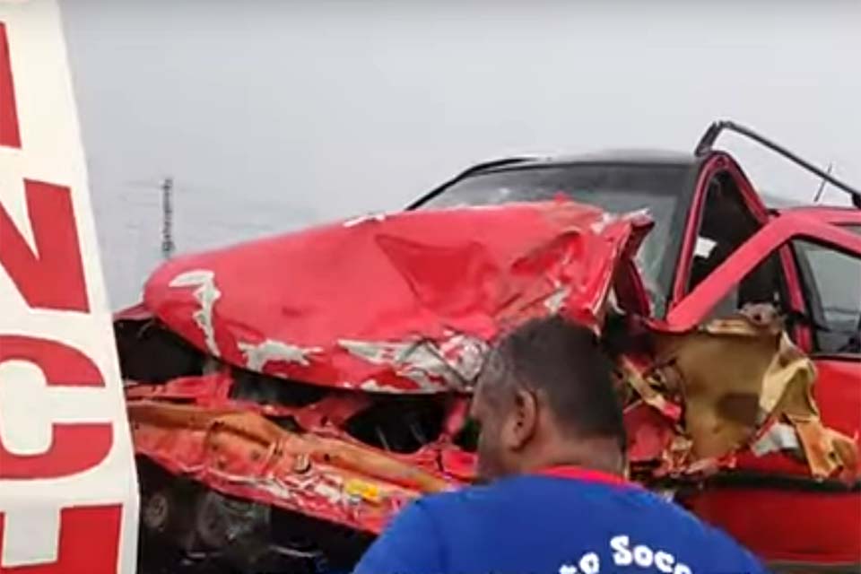 Carro fica destruído após ser atingido por caminhão na BR 364