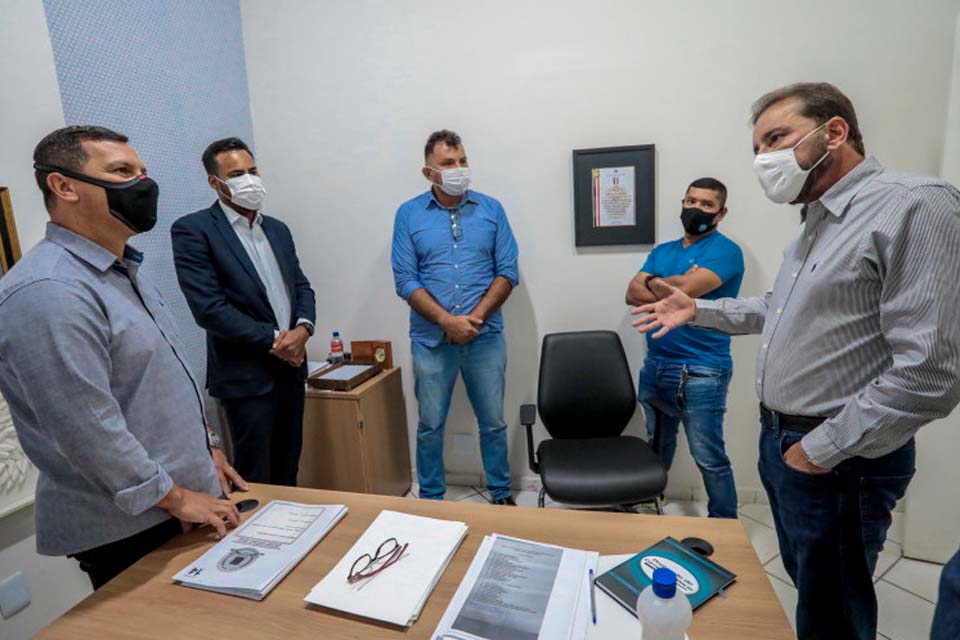 Prefeito Hildon Chaves recebe projeto de lei para regulamentação do transporte por aplicativo