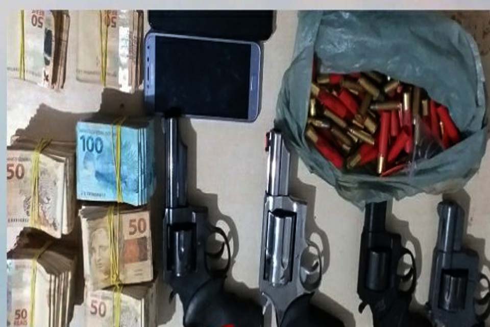 Policia Militar prende prende casal  com R$ 52 mil e quatro armas de fogo