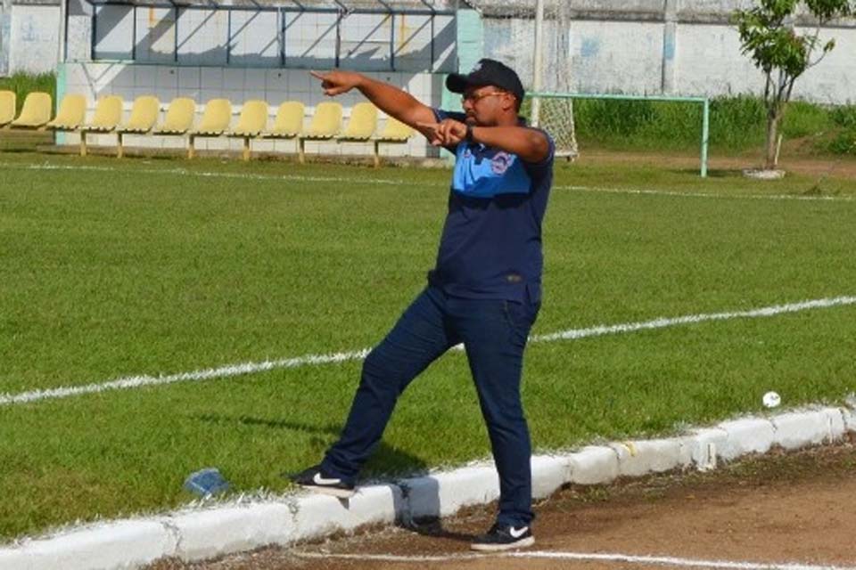 Batizoco celebra elenco completo e concentrado para duelo contra o Goianésia