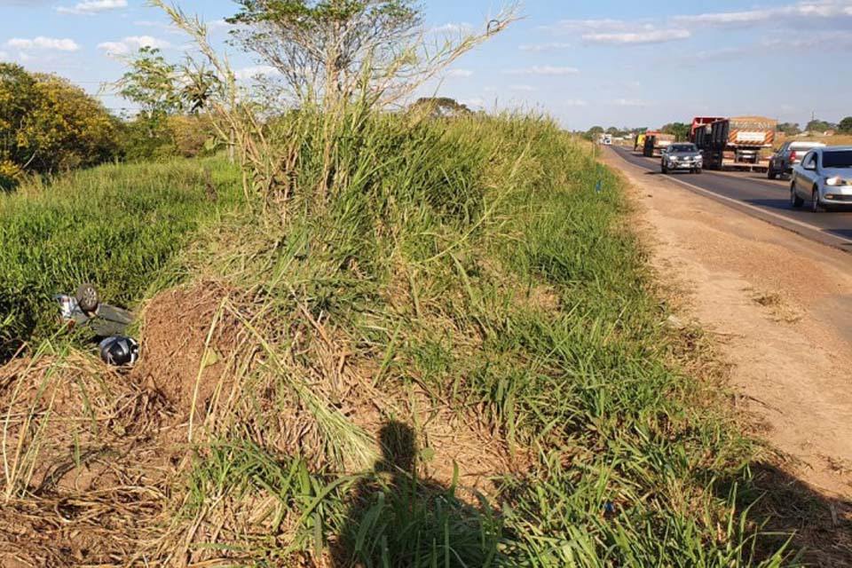 Veículo com seis ocupantes perde o controle e cai em ribanceira na BR 364
