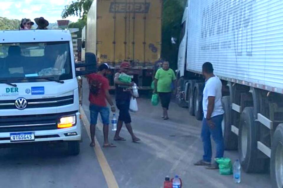 Prefeitura e Secretaria de Assistência Social entregam alimentos para caminhoneiros 