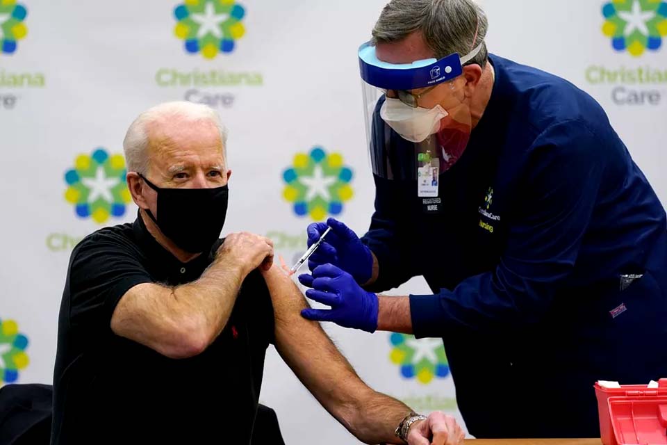 Biden toma 2ª dose da vacina contra a Covid-19