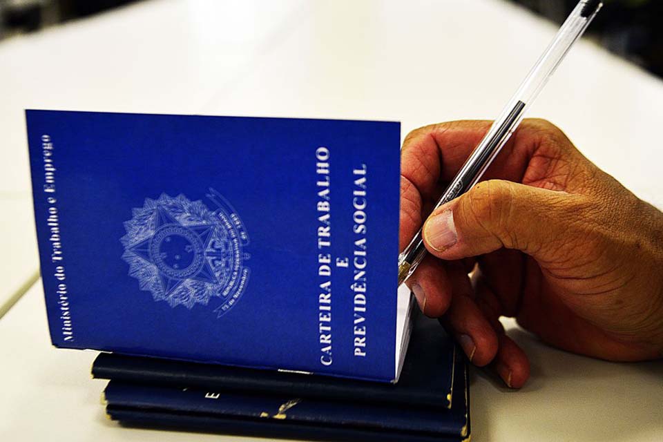 Caged: Brasil gera 159 mil empregos formais em outubro