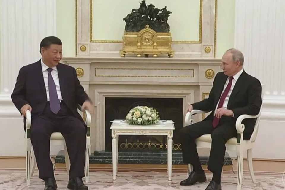 China e Rússia fortalecem laços como “sócios estratégicos” em encontro entre líderes em Moscou