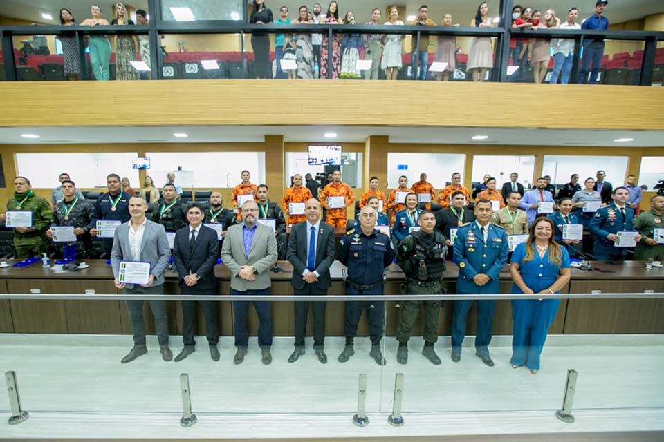 Deputado homenageia perito, polícias penais, militares e bombeiros com Medalhas do Mérito e Votos de Louvor