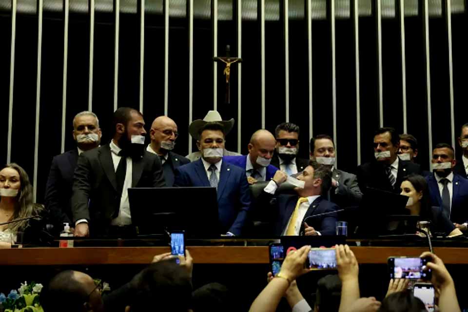 Câmara: base do governo chama ocupação do plenário de 