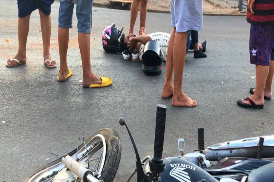 Motociclista é socorrido após ser atingido por carro que avançou a preferencial