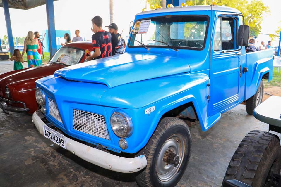 Mais de 200 veículos participam de encontro de carros antigos