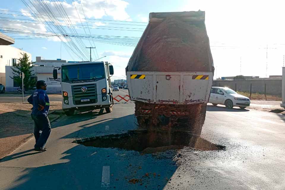 Equipe da Prefeitura tapa buraco e evita acidentes na Avenida Maringá