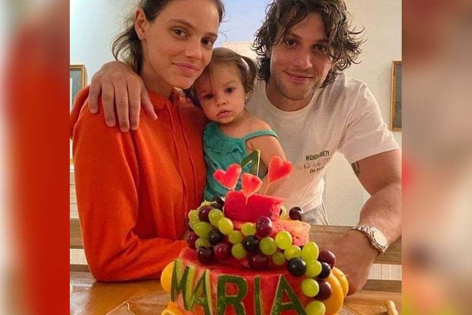 Chay Suede e Laura Neiva comemoram primeiro aniversário da filha e viram meme nas redes sociais