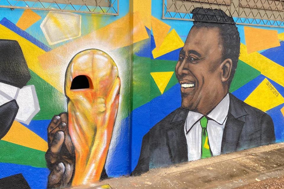 Artistas grafiteiros embelezam o muro do Estádio Aluízio Ferreira