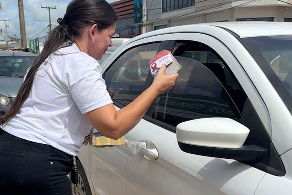 Equipe do SAE realiza ação de conscientização no Dezembro Vermelho com entrega de 500 kits de testagem e prevenção 