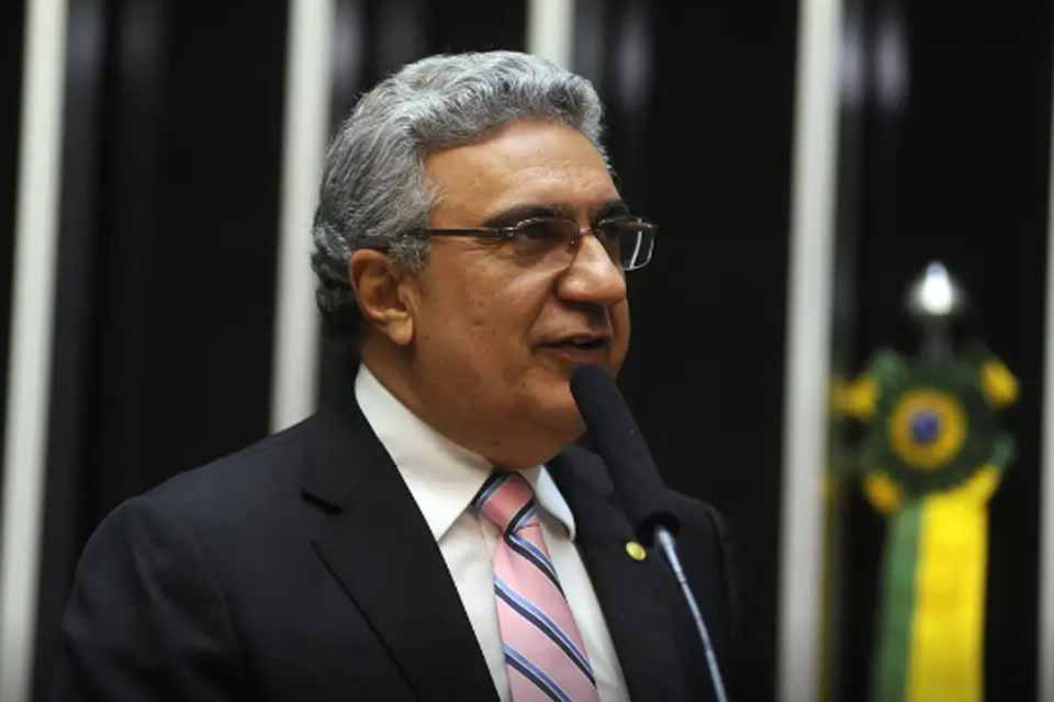 Laurez Moreira assume governo do Tocantins e exonera secretários