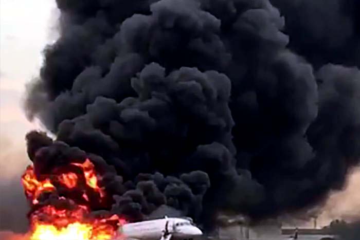 Avião de passageiros pega fogo em pleno voo na Russia