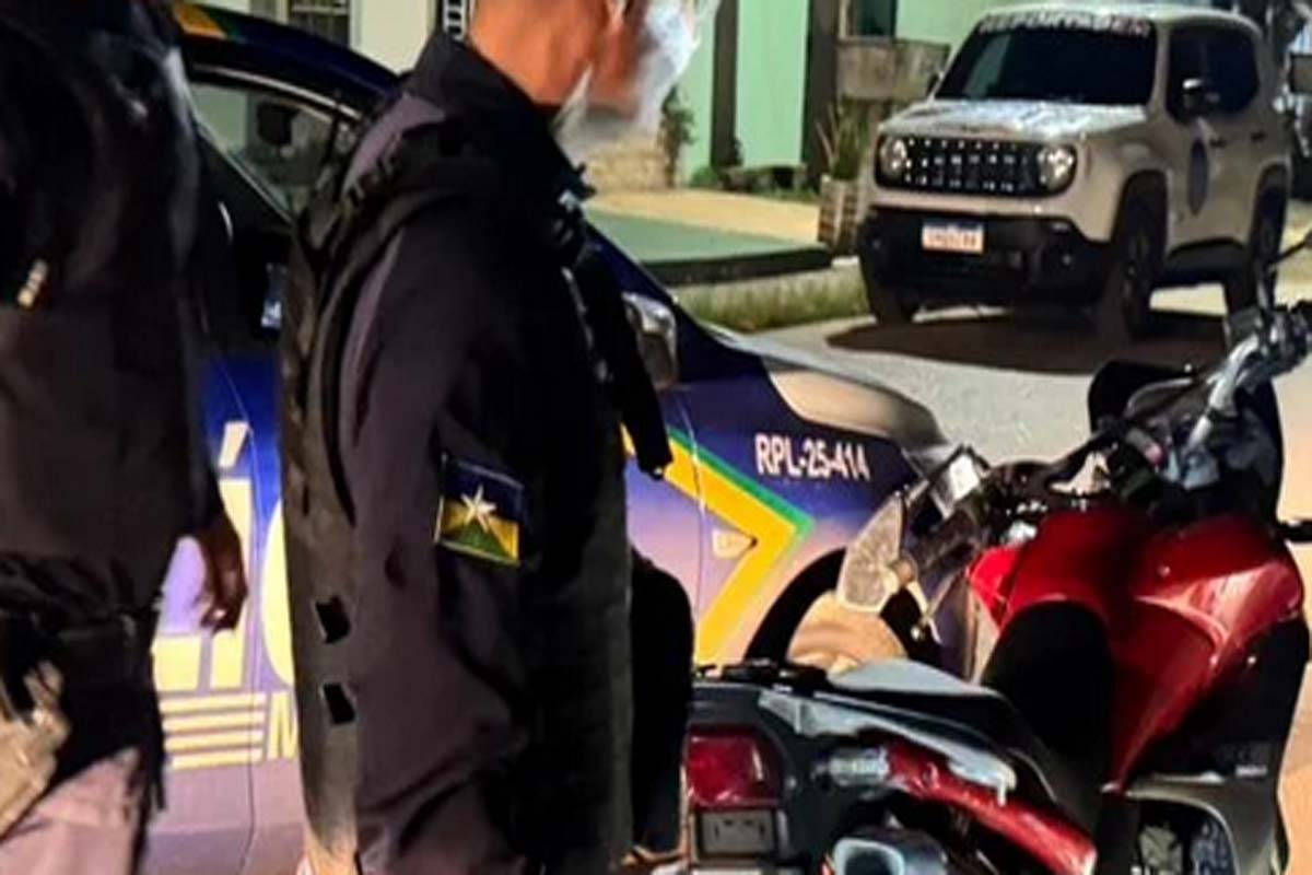 Apenada é presa com moto furtada na BR-364 em Porto Velho