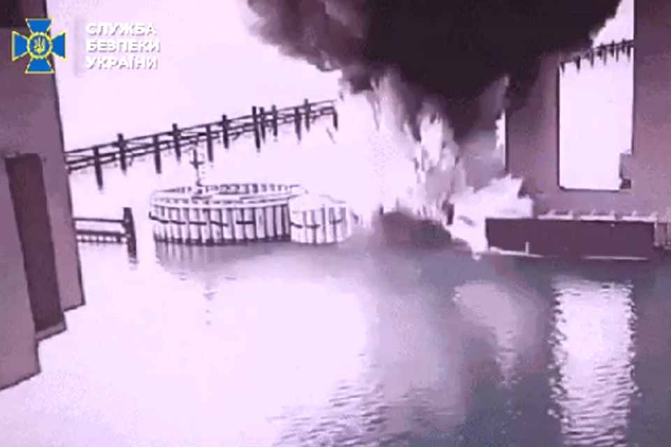 Após ataque de drones, Ucrânia ataca ponte da Crimeia com explosivos instalados debaixo dágua