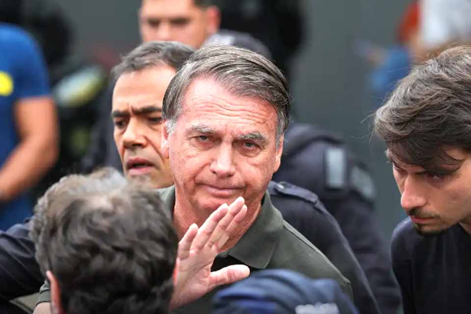 Alexandre de Moraes autoriza Bolsonaro a receber comida especial na prisão