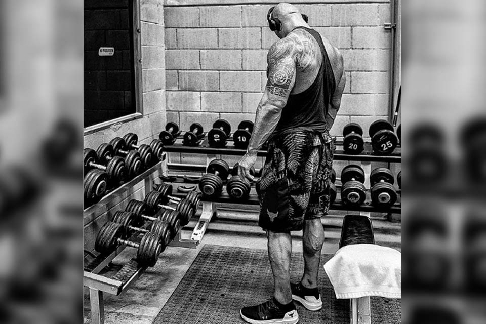 Dwayne Johnson começa treinamento para Adão Negro
