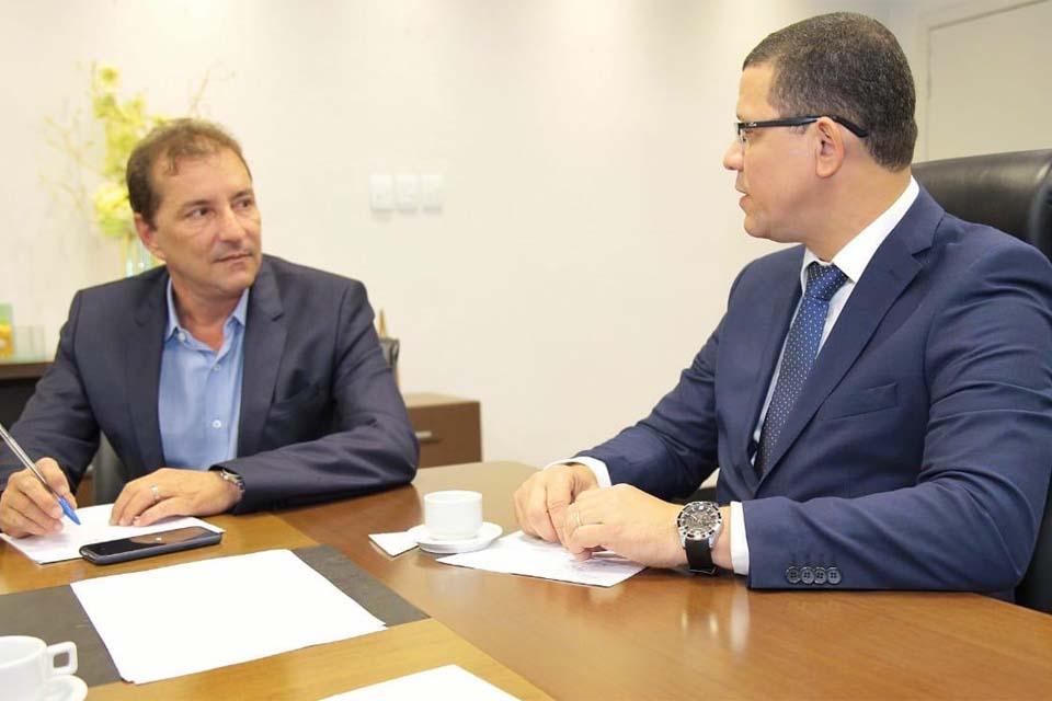 Hildon sai na frente com anúncio das 400 mil doses de vacina contra o Coronavírus; Governo de Rondônia continua estagnado esperando a União