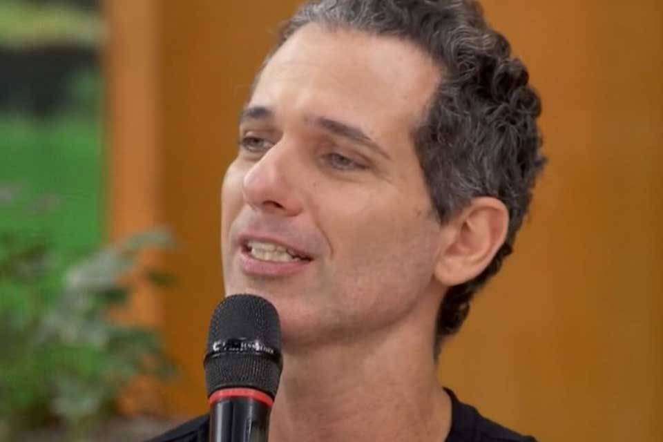 Ator conta que nome incomum o fez sofrer bullying e isolamento: “Me marcou”