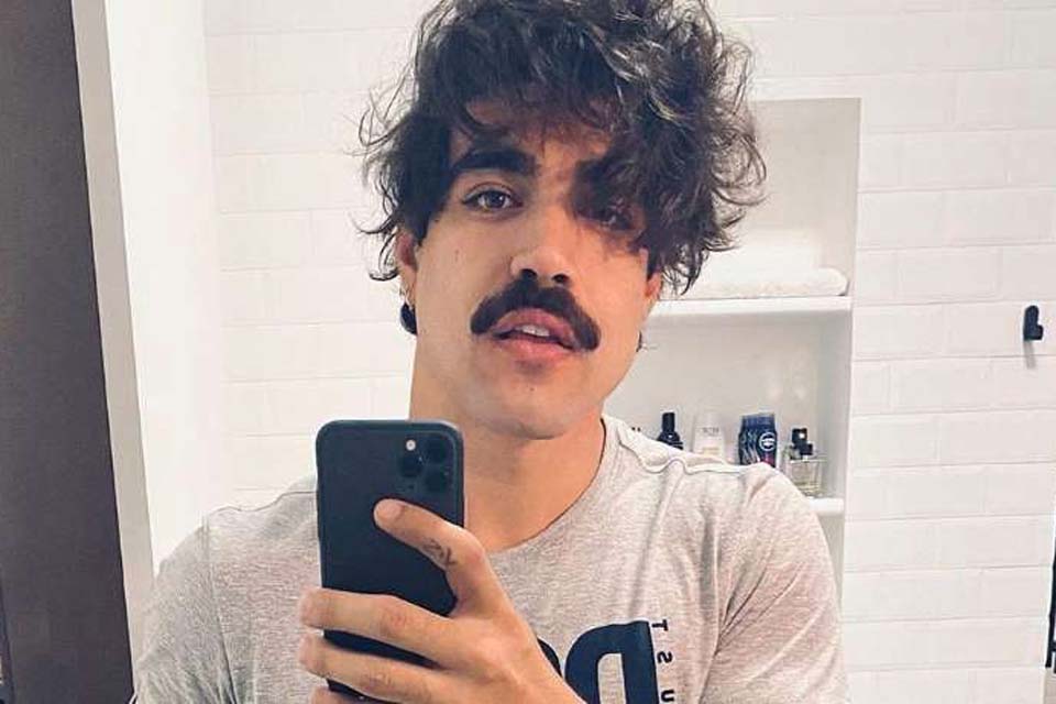 Caio Castro aparece de visual novo e fãs elogiam