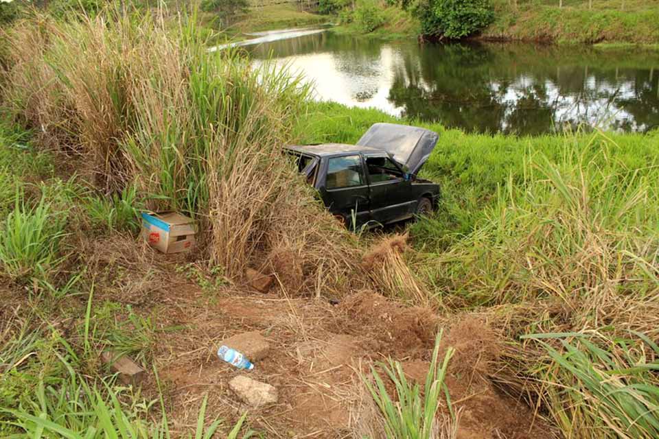 Mulher fica ferida em acidente entre caminhão e automóvel na BR-364