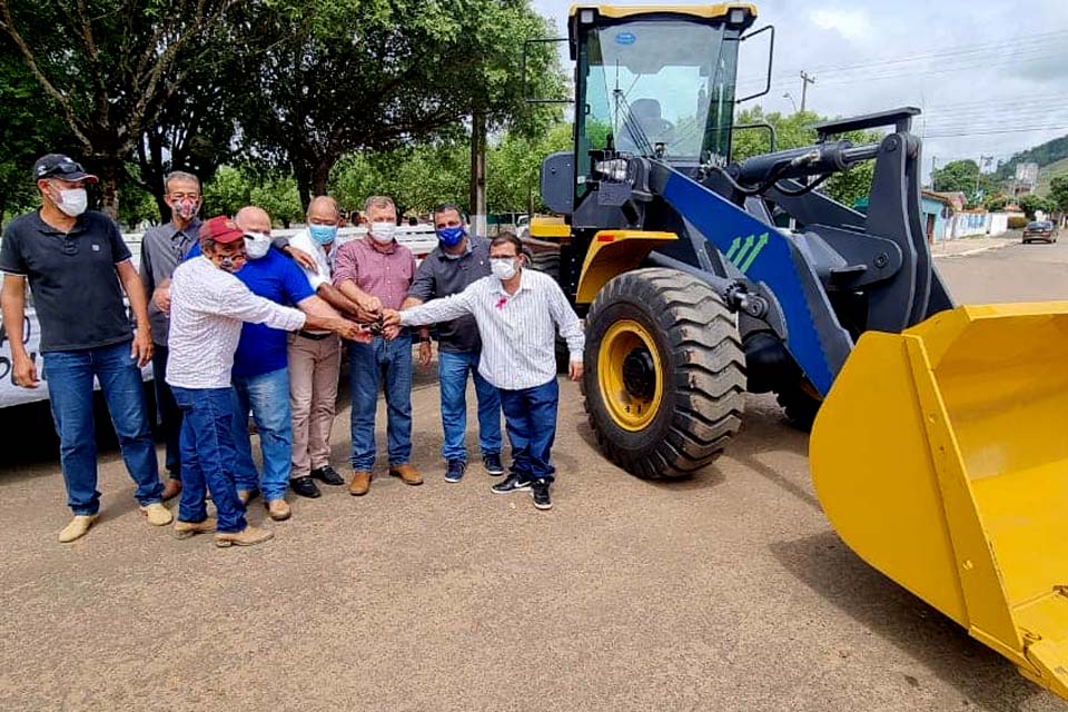 Deputado Lúcio Mosquini entrega máquina Pá Carregadeira e um caminhão 3/4 para o município de Governador Jorge Teixeira