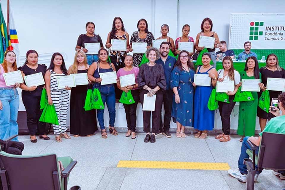 Cursistas recebem certificação de “Esterilização e Biossegurança para Manicures” 