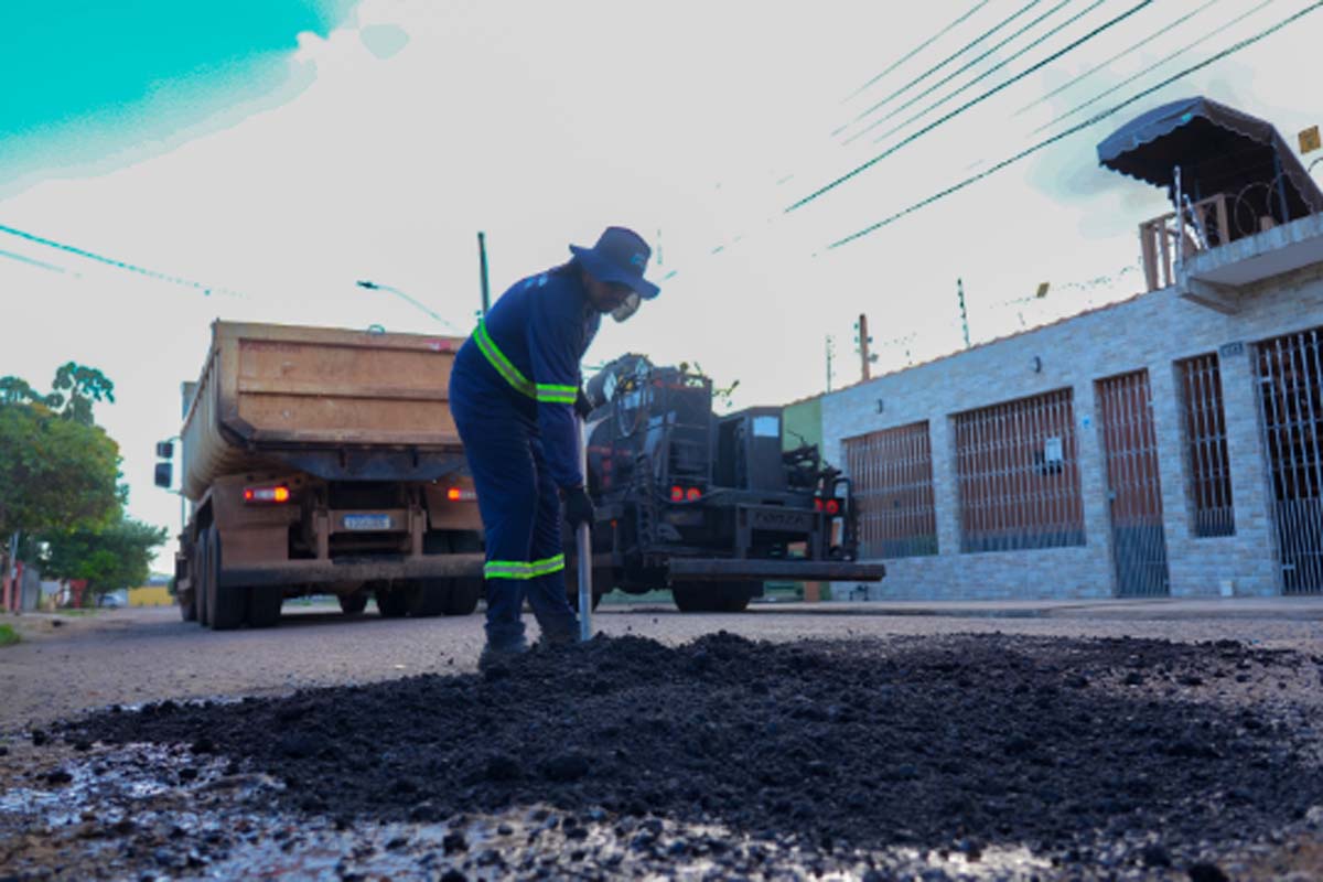 Os bairros Teixeirão, Flodoaldo Pontes Pinto e Nova Esperança recebem serviço de tapa-buraco