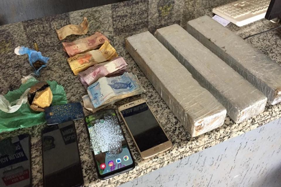 PM apreende 3.520 kg de maconha e encaminha 4 envolvidos para delegacia