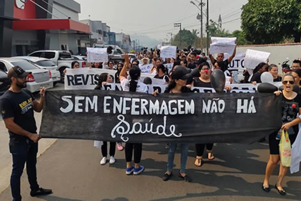 Enfermeiros e técnicos de enfermagem protestam por piso salarial 