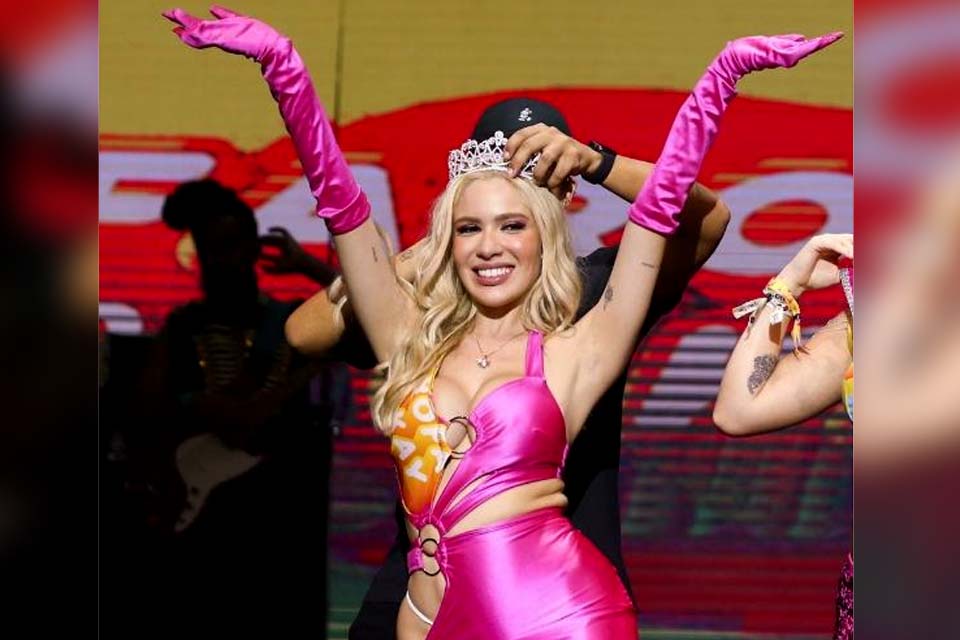 Ex de Militão é coroada a Rainha da Farofa da Gkay: 'Me sentindo vingada'