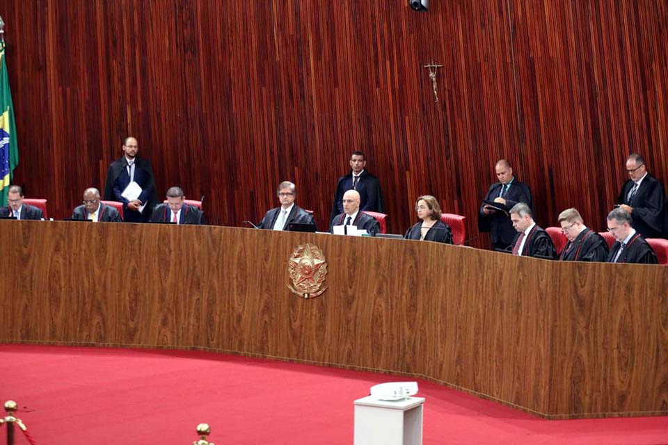 TSE suspende julgamento de Bolsonaro por abuso de poder nas eleições