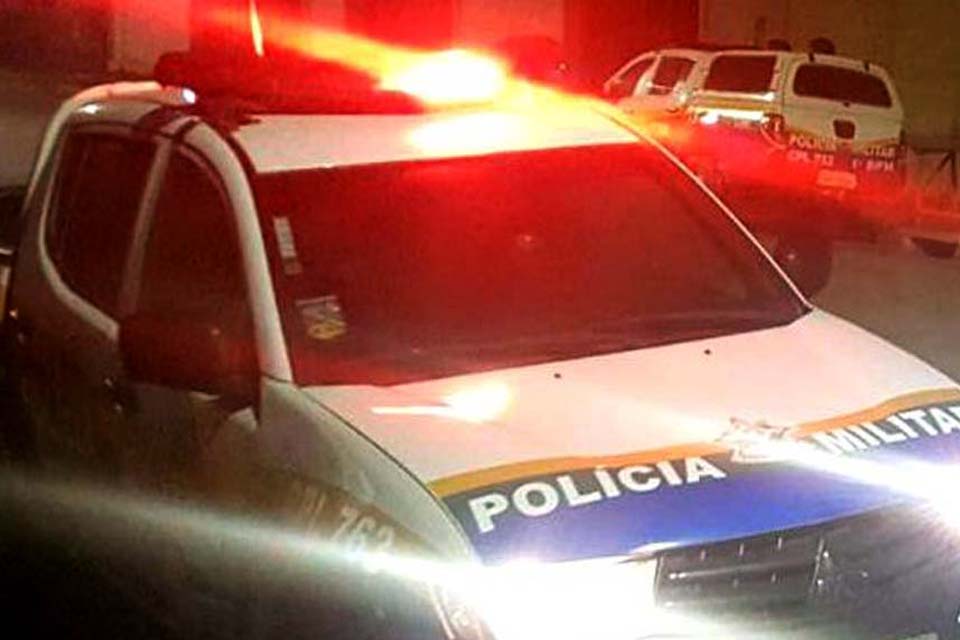 Dona de casa testemunha homem sendo alvejado a tiros em varanda