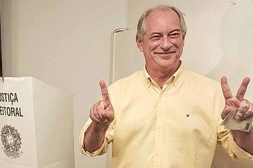 Presidenciável Ciro Gomes vota no Ceará: “Pretendo parar por aqui”