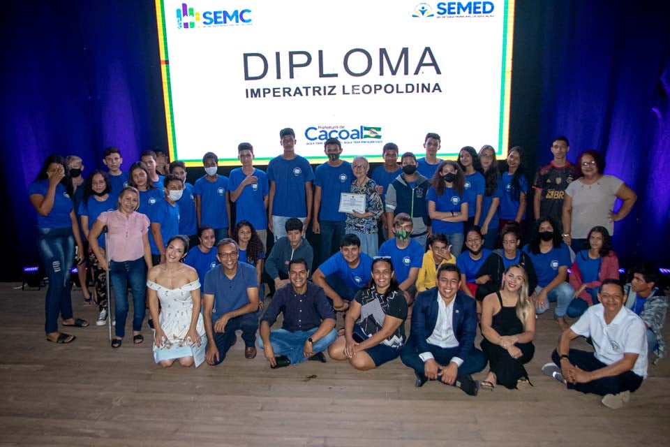 Alunos e mulheres de destaque recebem homenagem em evento realizado pela prefeitura 