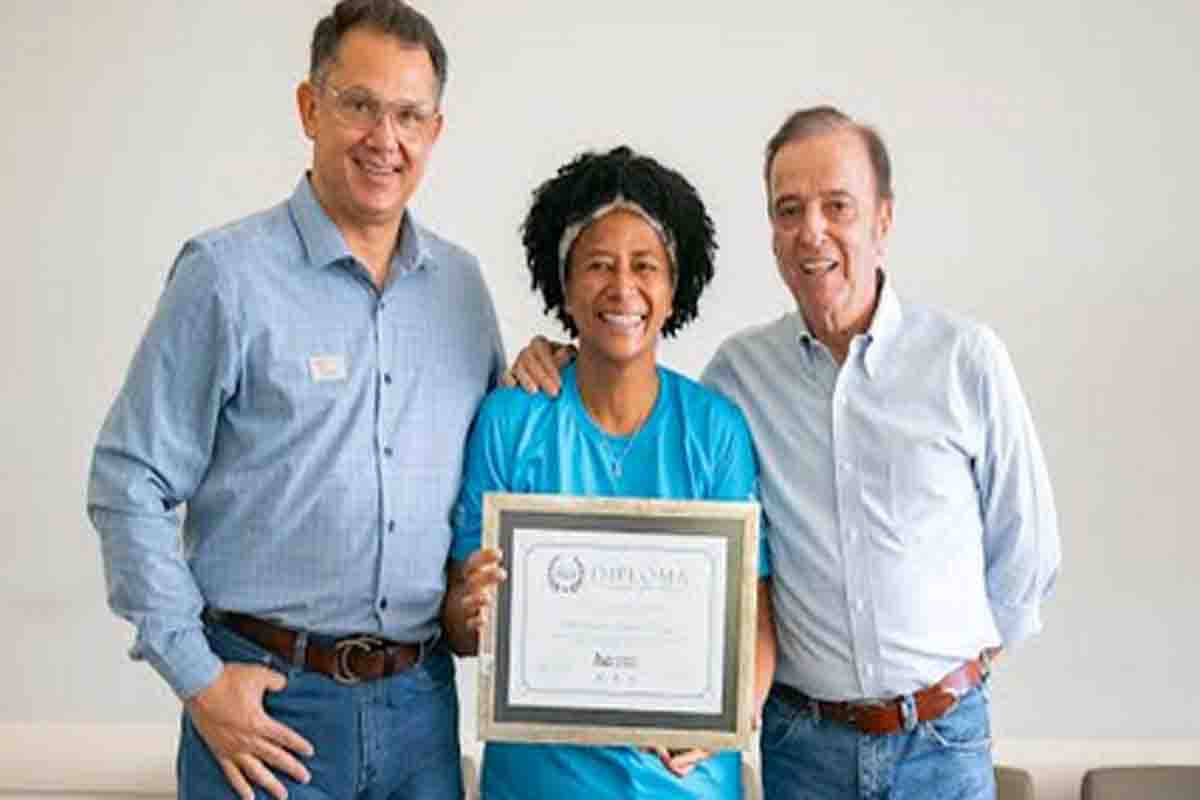 Sílvia Cristina recebe certificado por sua atuação como coordenadora de leilão do Hospital de Amor