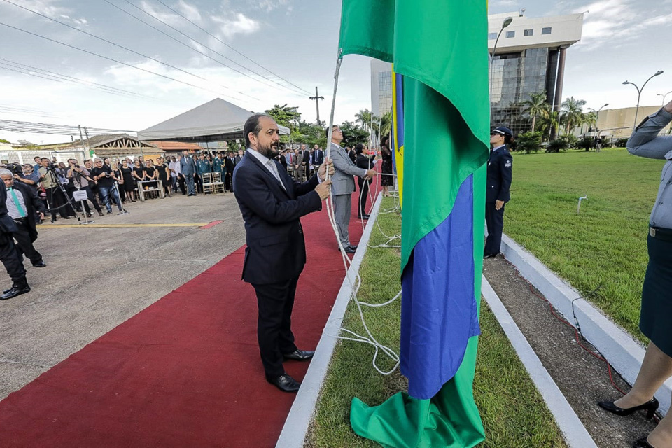 Ato cívico marca primeiro hasteamento da bandeira da Assembleia Legislativa, escolhida via concurso público