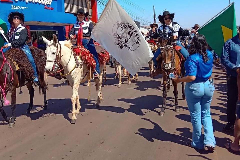 Cavalgada da Expoagro contou com ponto de hidratação oferecido pela Águas de Rolim de Moura