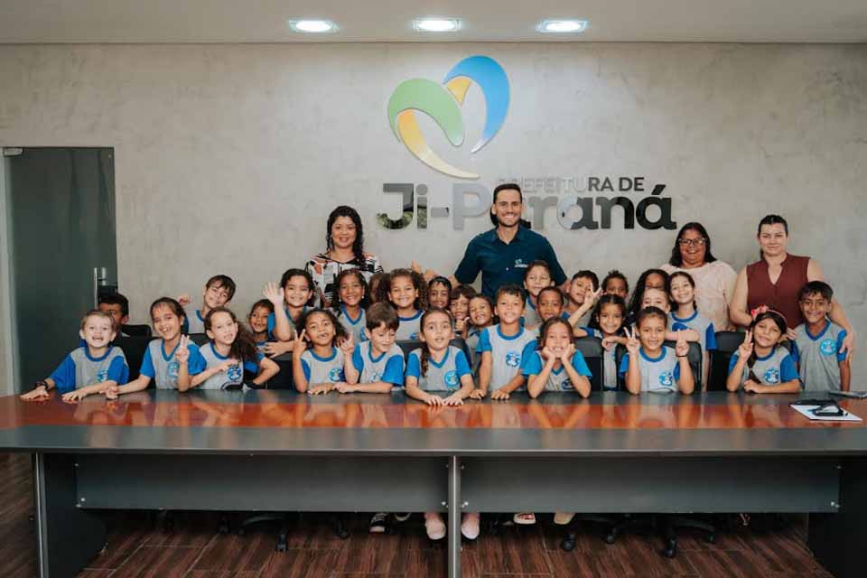 Alunos da Escola Moisés Umbelino visitam prefeito Affonso Cândido